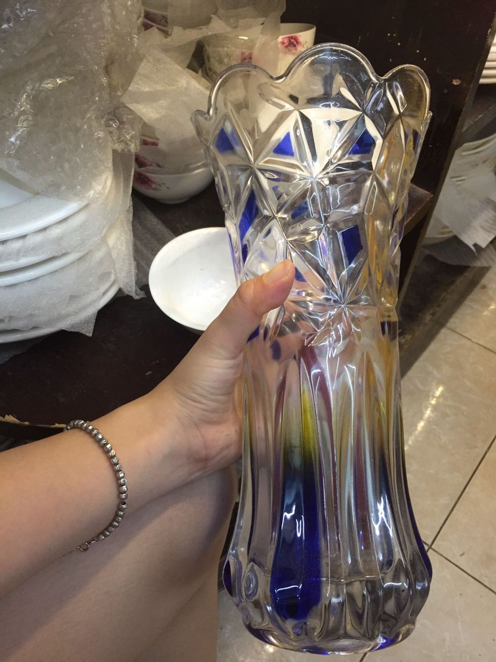 Lọ hoa 30cm loe thủy tinh trắng , màu