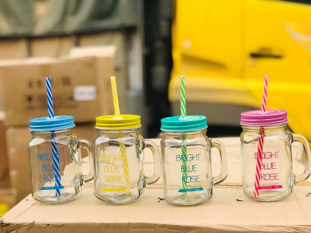 Ly thủy tinh có quai chữ màu và nắp màu kèm ống hút