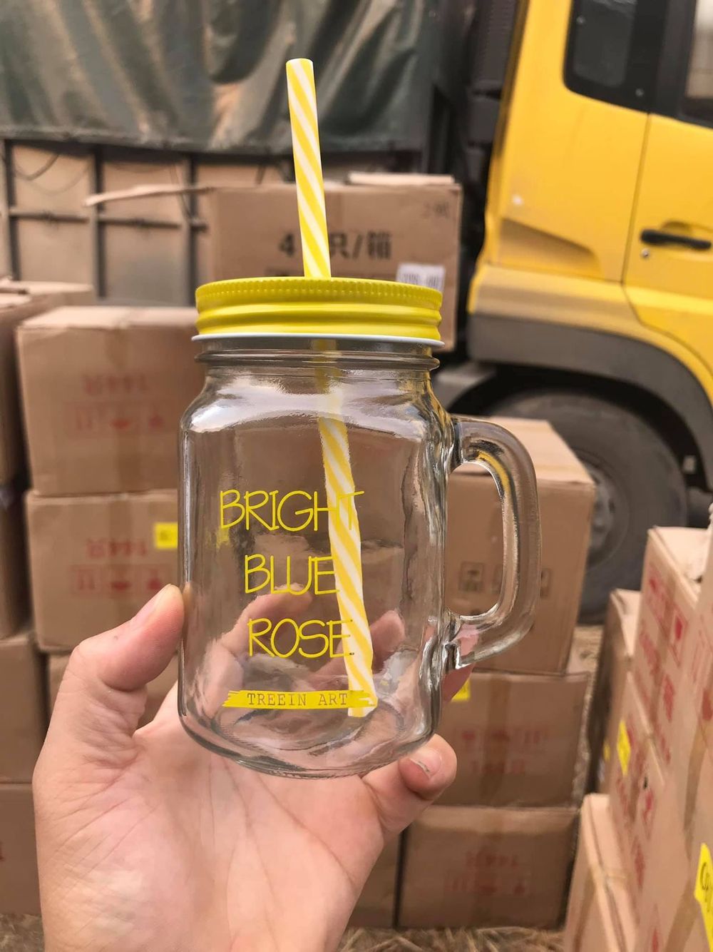 Ly thủy tinh có quai chữ màu và nắp màu kèm ống hút