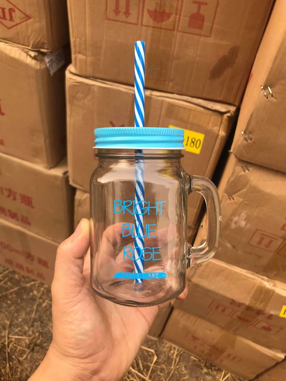 Ly thủy tinh có quai chữ màu và nắp màu kèm ống hút