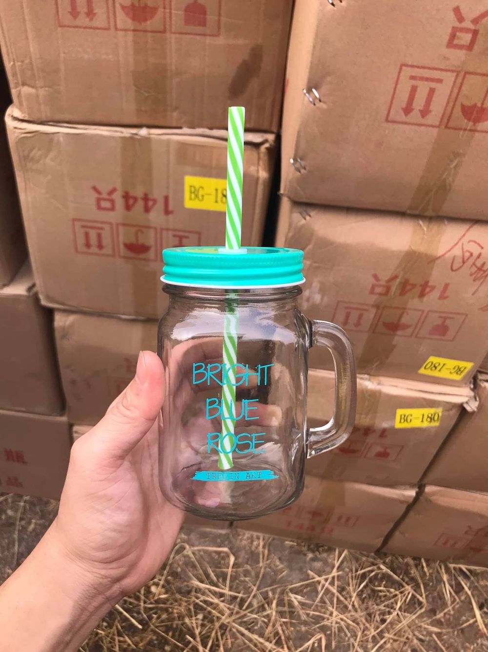 Ly thủy tinh có quai chữ màu và nắp màu kèm ống hút