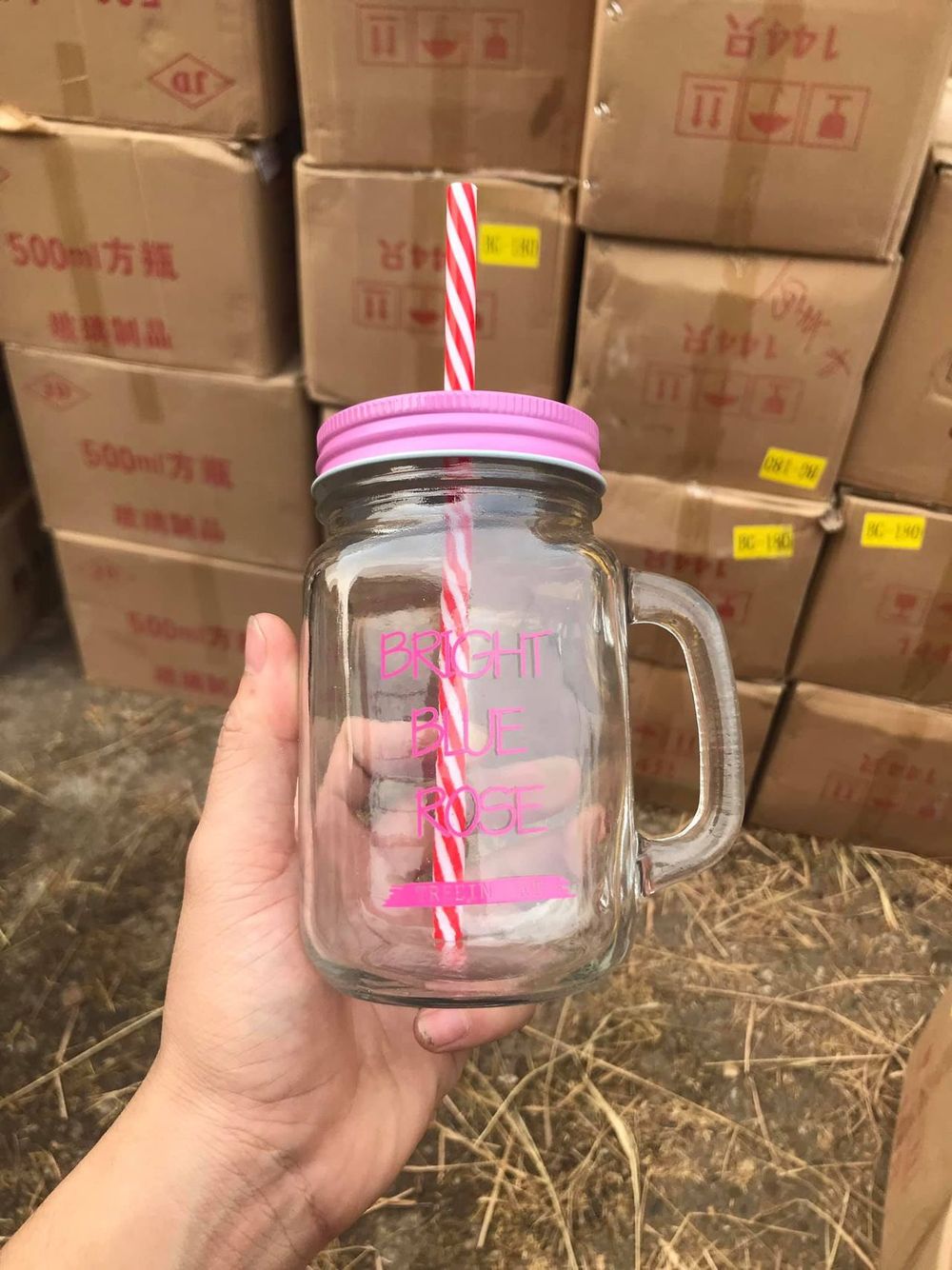 Ly thủy tinh có quai chữ màu và nắp màu kèm ống hút