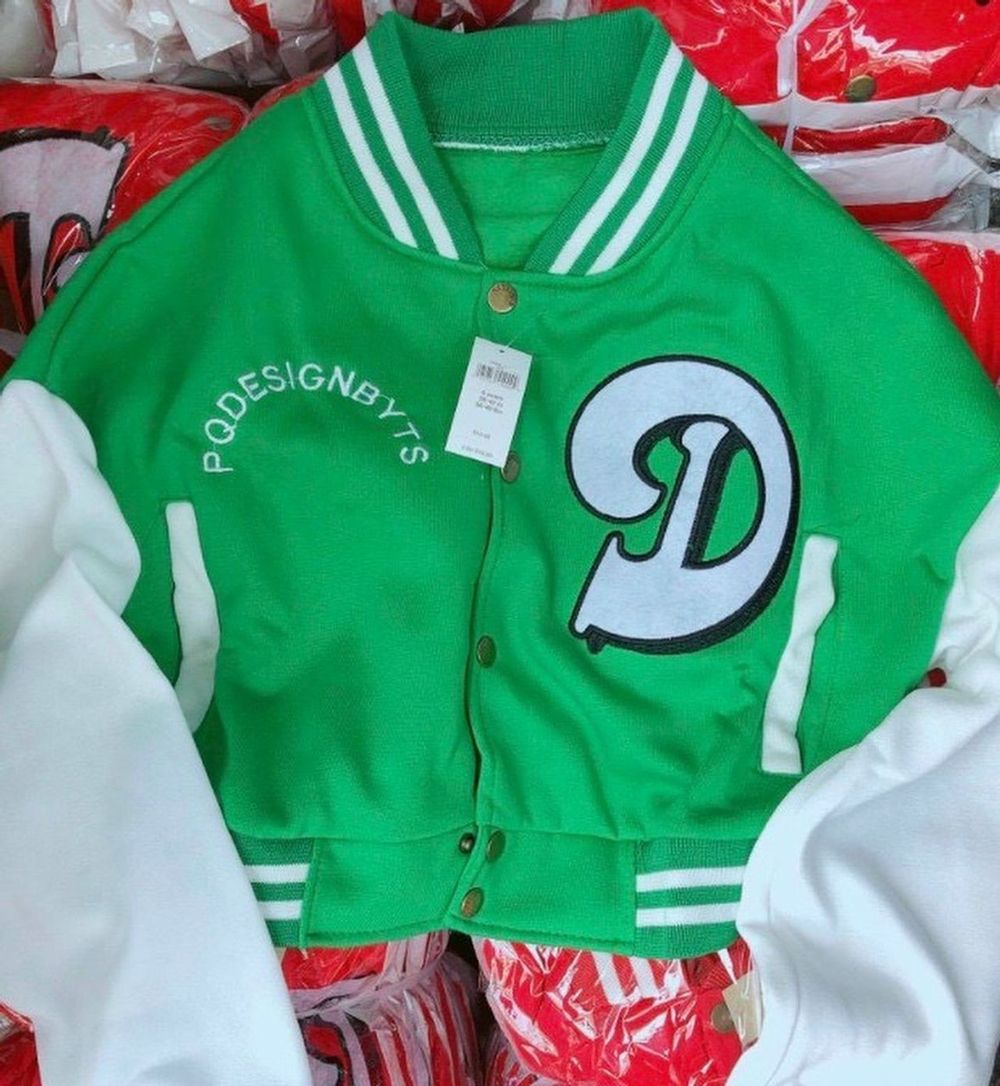 Áo khoác lửng thêu chữ D