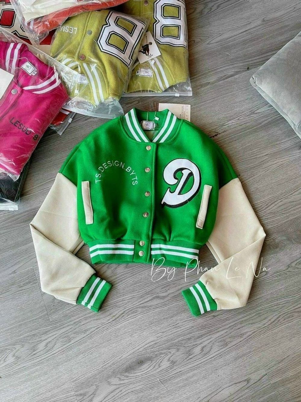ÁO KHOÁC CROPTOP LỬNG NÚT BẤM LOGO THÊU CHỮ D TAY PHỐI MÀU SIÊU ĐẸP