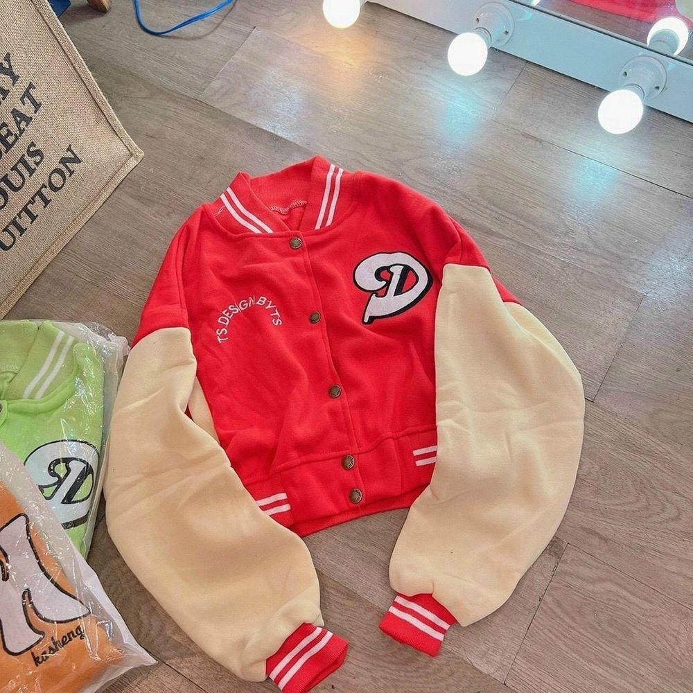 ÁO KHOÁC CROPTOP LỬNG NÚT BẤM LOGO THÊU CHỮ D TAY PHỐI MÀU SIÊU ĐẸP