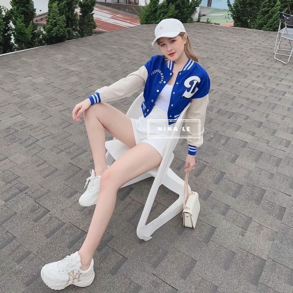 ÁO KHOÁC CROPTOP LỬNG NÚT BẤM LOGO THÊU CHỮ D TAY PHỐI MÀU SIÊU ĐẸP