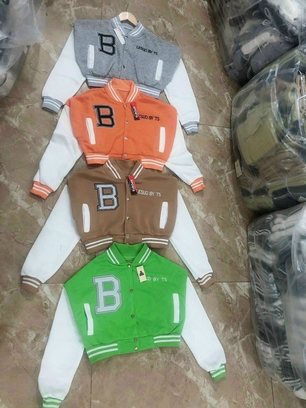 Áo khoác bomber croptop Chữ B nữ dáng lửng cánh dơi Phối tay trắng rộng bấm cúc sexy mẫu mới