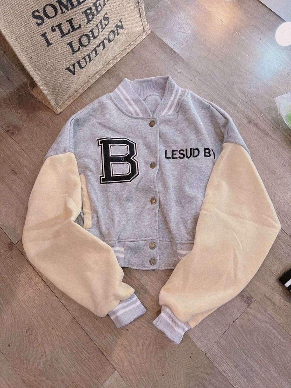 Áo khoác bomber croptop Chữ B nữ dáng lửng cánh dơi Phối tay trắng rộng bấm cúc sexy mẫu mới