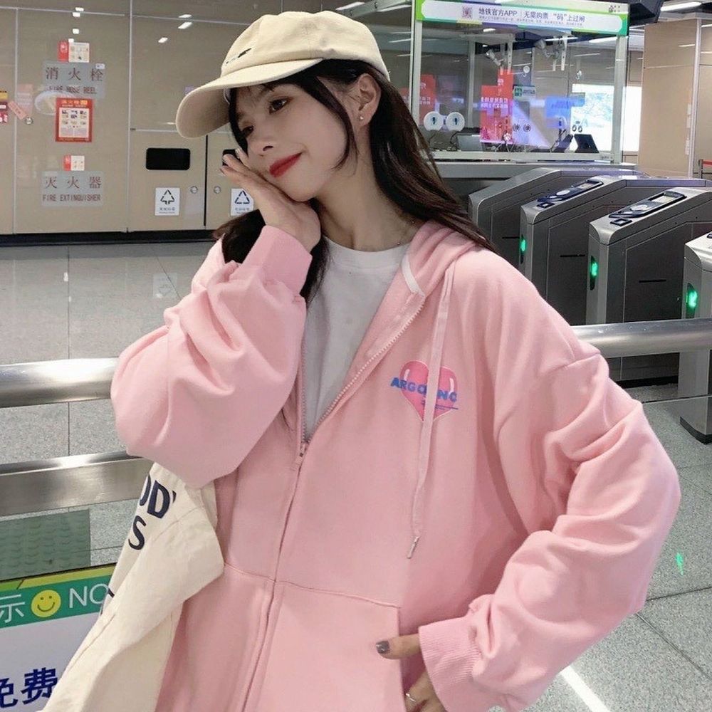 Áo khoác nữ VERNISCH form rộng bo gấu tay phồng in chữ nổi (nón 2lớp)dây kéo phao vải dày mịn.