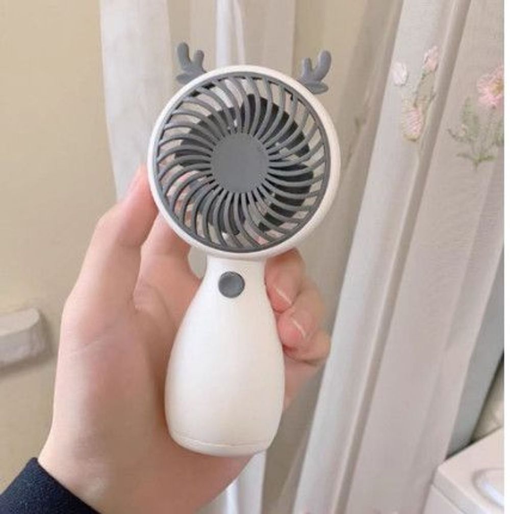 Quạt mini cầm tay, quạt cầm tay mini có đế để bàn , nhỏ gọn, tiện lợi (Tặng Dây Sạc+ kèm dây cao su) ( màu ngau nhien)