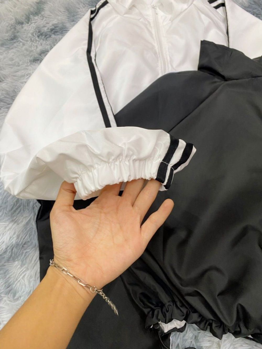 Áo khoác dù 2 lớp tay 2 sọc thể thao dáng lửng có dây rút phong cách