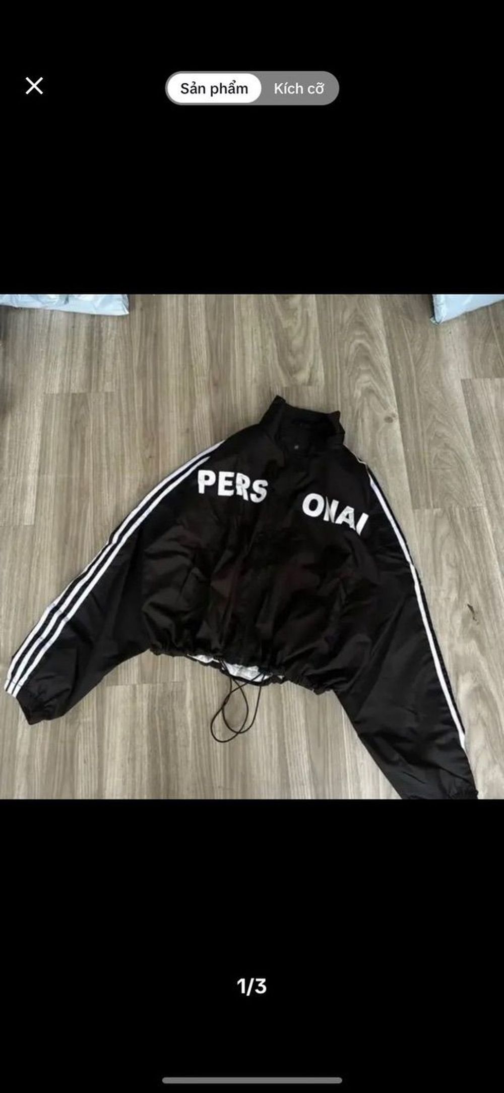 Áo khoác dù lửng nữ croptop phối sọc in chữ PERSONAL unisex.