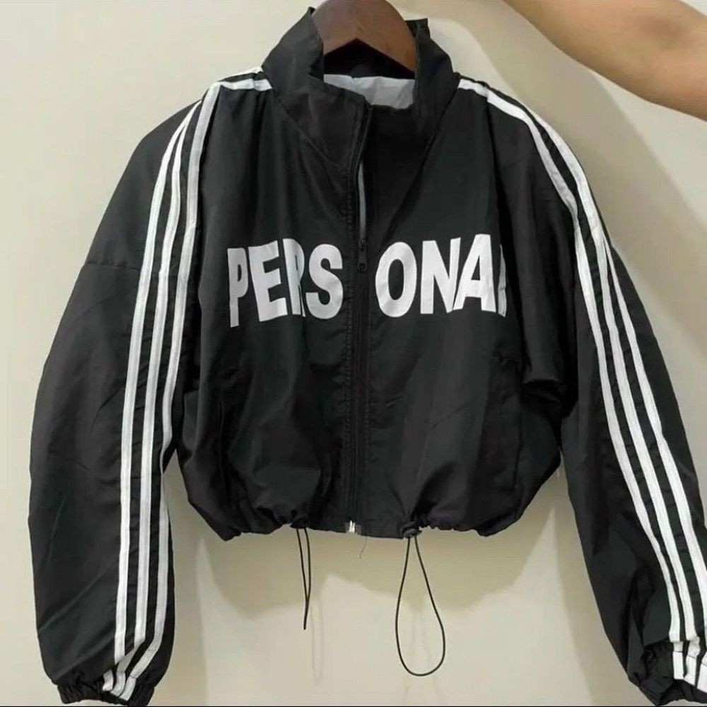 Áo khoác dù lửng nữ croptop phối sọc in chữ PERSONAL unisex.