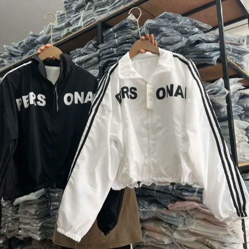 Áo khoác dù lửng nữ croptop phối sọc in chữ PERSONAL unisex.