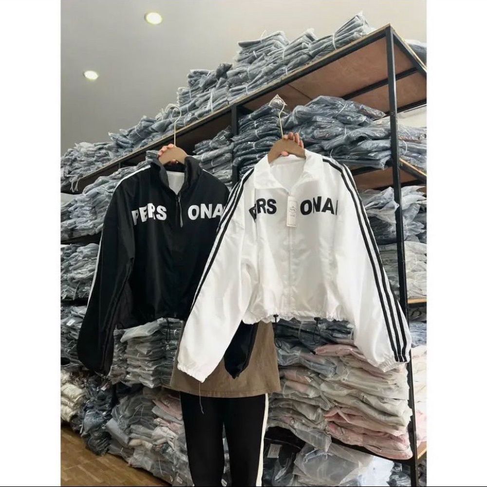 Áo khoác dù lửng nữ croptop phối sọc in chữ PERSONAL unisex.