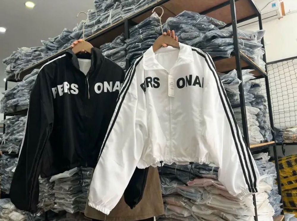 Áo khoác dù lửng nữ croptop phối sọc in chữ PERSONAL unisex.