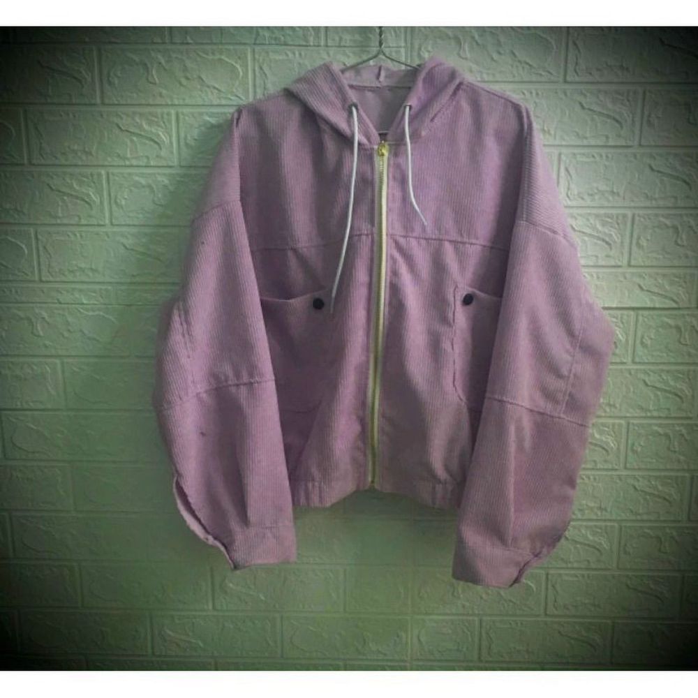 Áo khoác nhung tăm kiểu cánh dơi, nón rộng dây kéo khoen tròn.