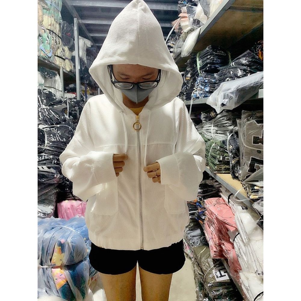 Áo khoác nhung tăm kiểu cánh dơi, nón rộng dây kéo khoen tròn.