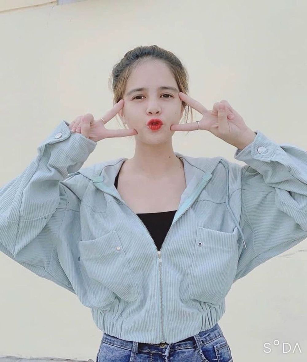 Áo khoác nhung tăm kiểu cánh dơi, nón rộng dây kéo khoen tròn.