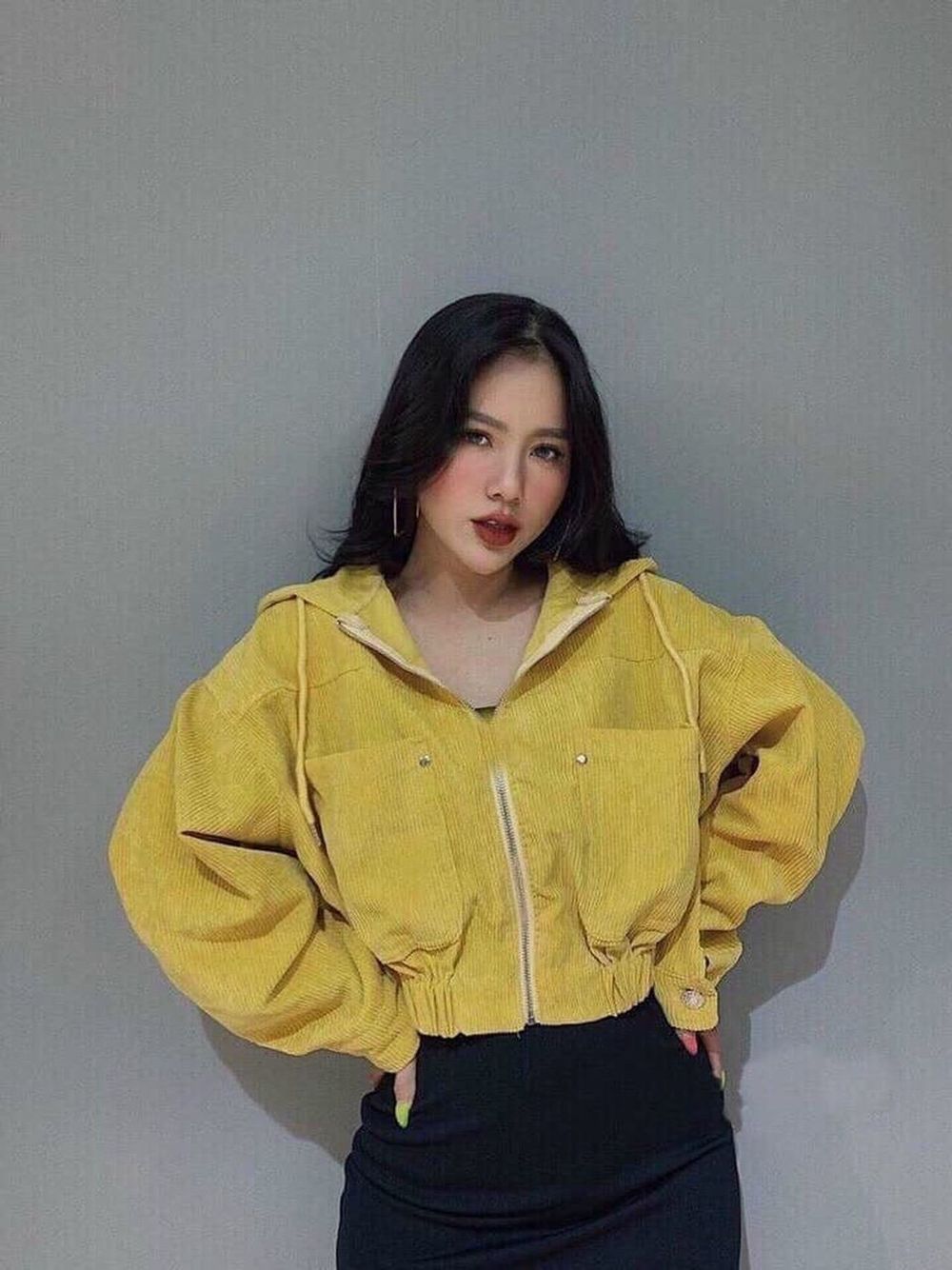 Áo khoác nhung tăm kiểu cánh dơi, nón rộng dây kéo khoen tròn.