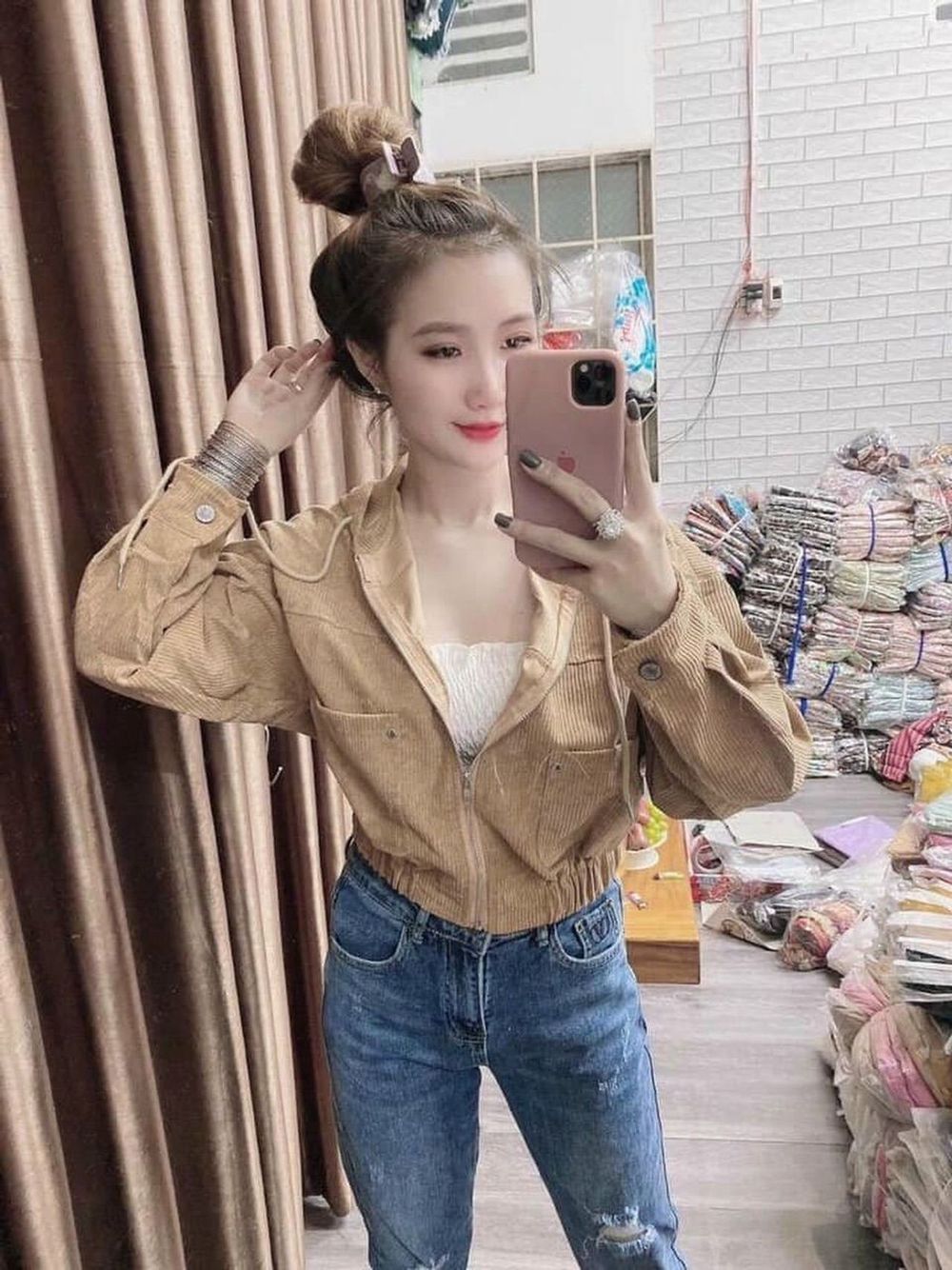 Áo khoác nhung tăm kiểu cánh dơi, nón rộng dây kéo khoen tròn.