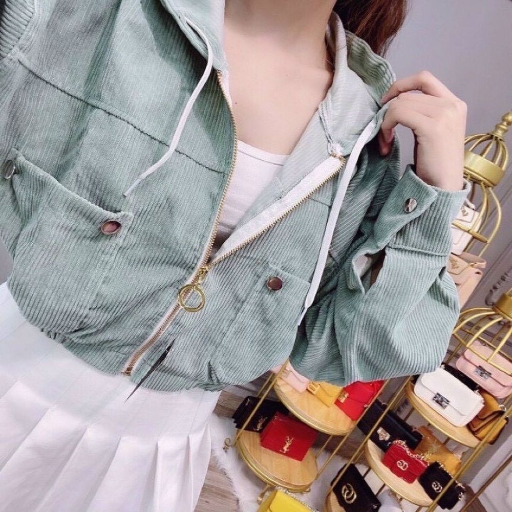 Áo khoác nhung tăm kiểu cánh dơi, nón rộng dây kéo khoen tròn.