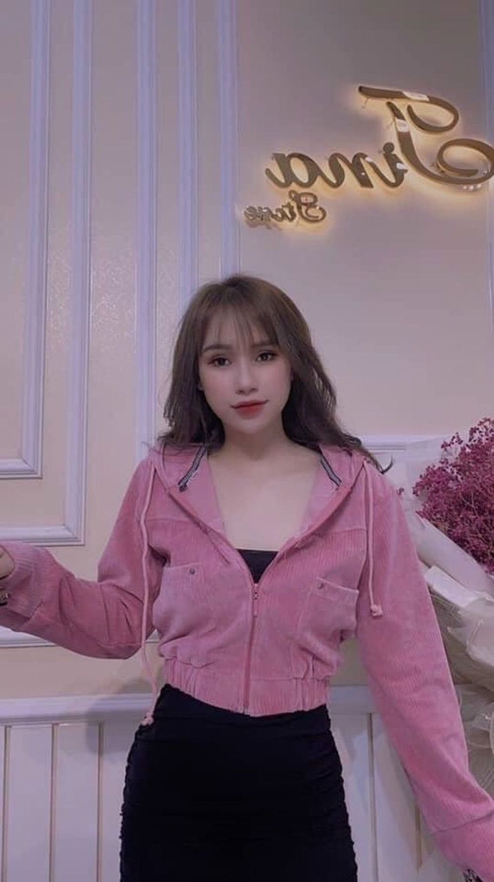 Áo khoác nhung tăm kiểu cánh dơi, nón rộng dây kéo khoen tròn.