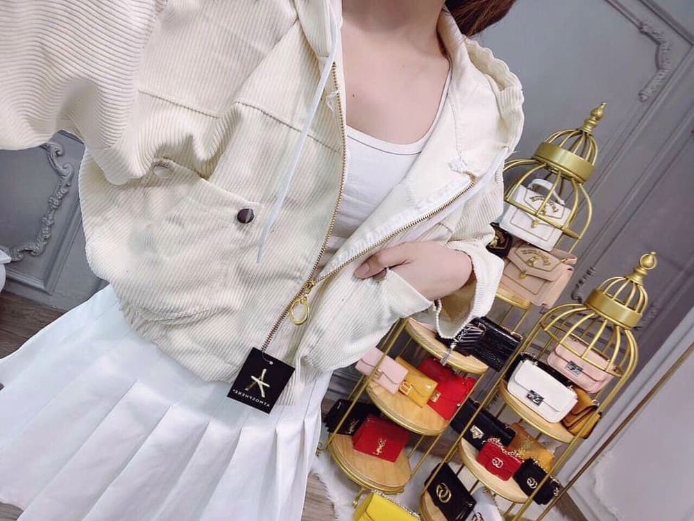 Áo khoác nhung tăm kiểu cánh dơi, nón rộng dây kéo khoen tròn.