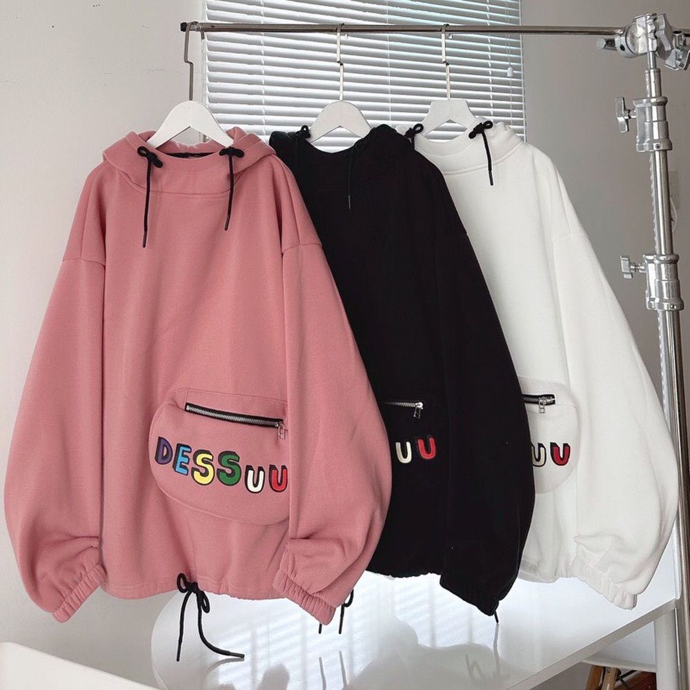 Áo hoodie in Dessuu có túi bao tử phối dây rút form rộng unisex nam nữ.