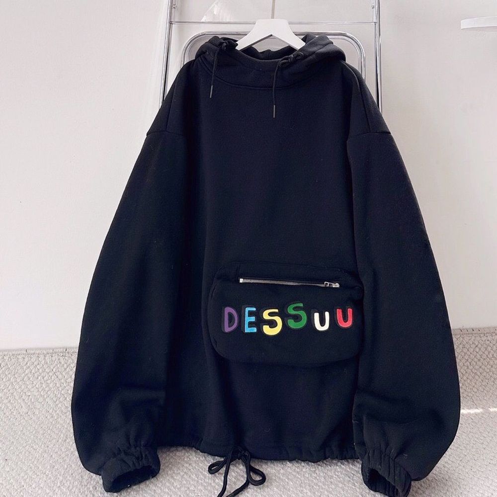 Áo hoodie in Dessuu có túi bao tử phối dây rút form rộng unisex nam nữ.