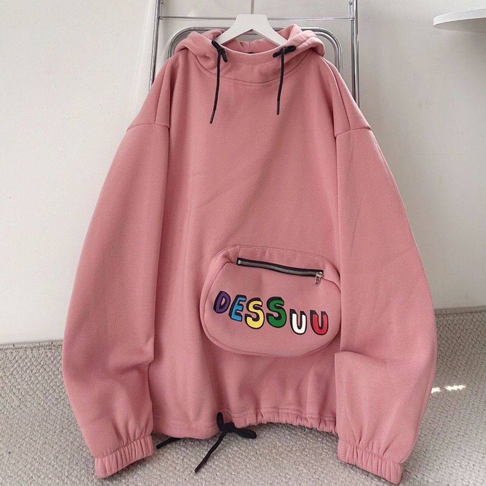 Áo hoodie in Dessuu có túi bao tử phối dây rút form rộng unisex nam nữ.
