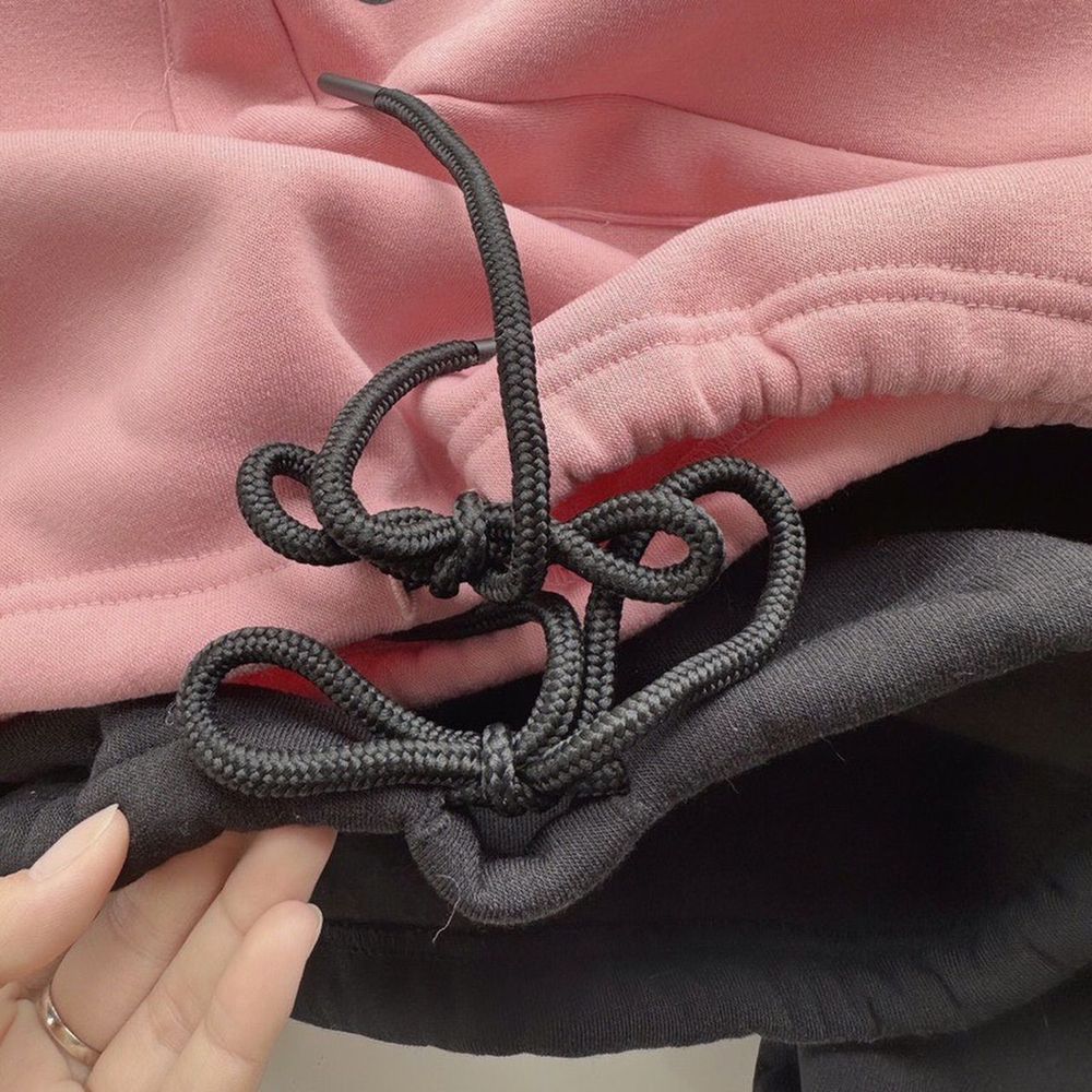 Áo hoodie in Dessuu có túi bao tử phối dây rút form rộng unisex nam nữ.