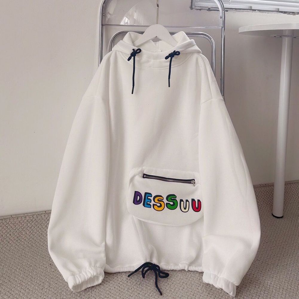 Áo hoodie in Dessuu có túi bao tử phối dây rút form rộng unisex nam nữ.