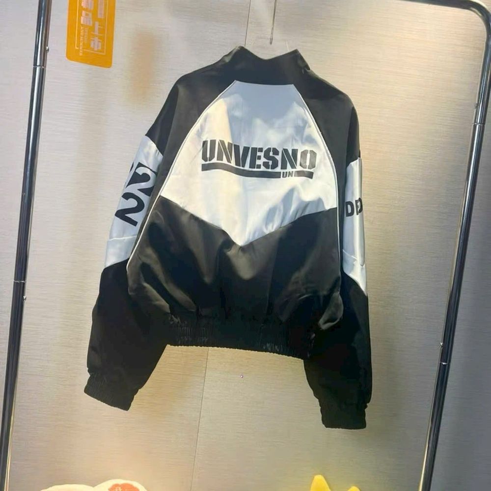 Áo khoác bóng chày phong cách Phương tây cổ điện.