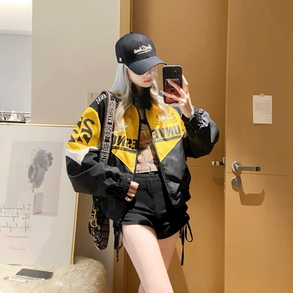 Áo khoác bóng chày phong cách Phương tây cổ điện.