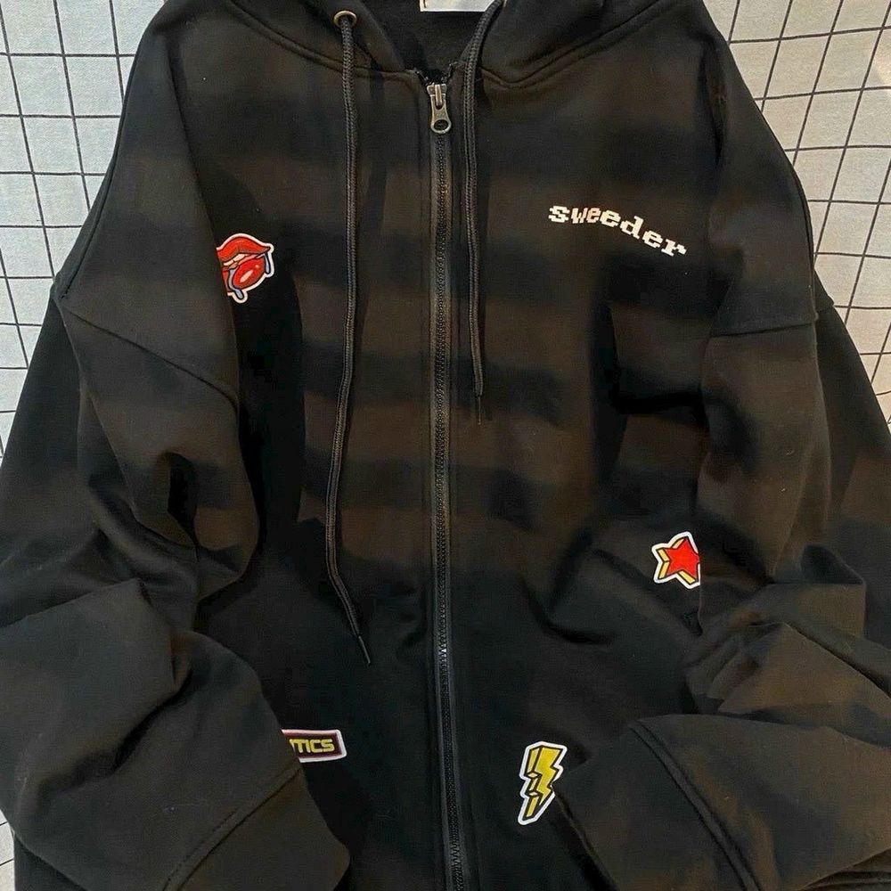 Áo khoác nỉ in Sweeder, nón rộng day kéo phao
2 màu trắng, đen