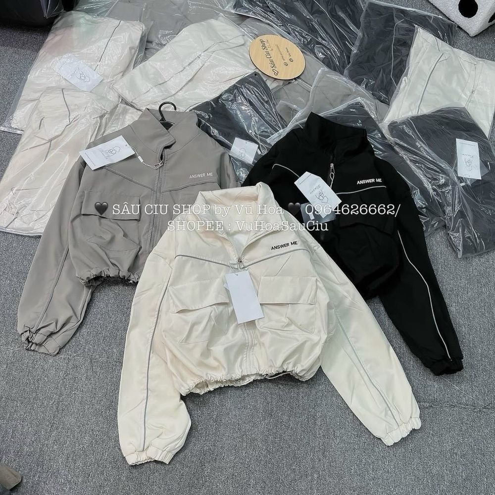 Áo khoác dù dáng lửng chạy mí viền,logo thêu, dây kéo phao.2 túi hộp trước ngực