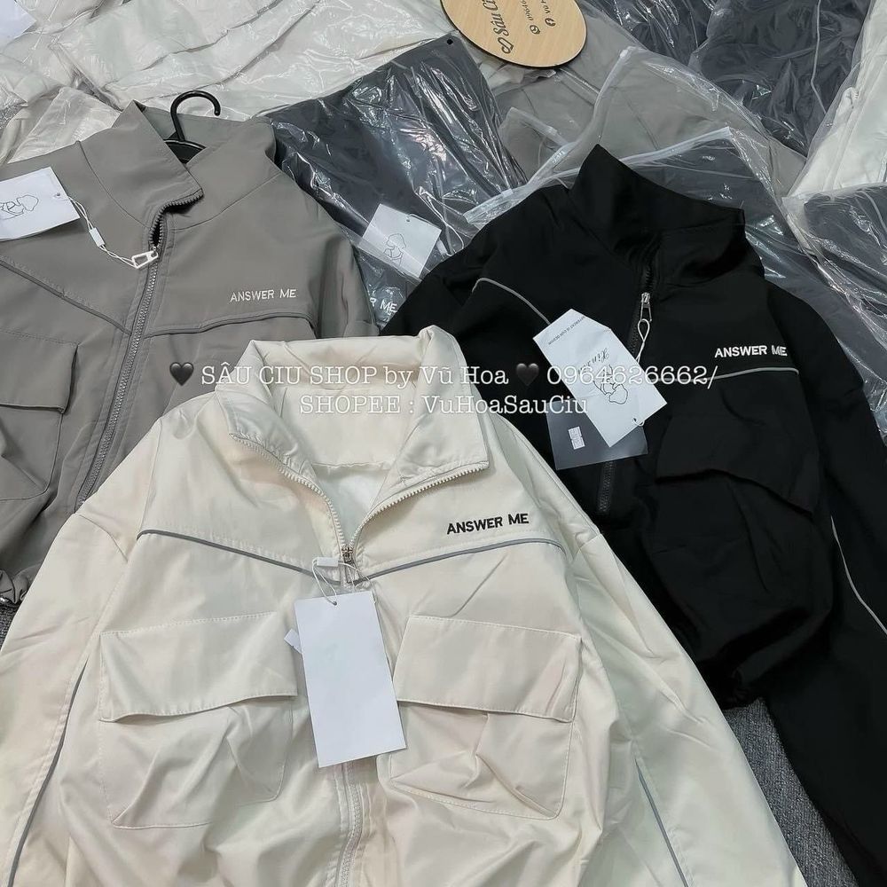 Áo khoác dù dáng lửng chạy mí viền,logo thêu, dây kéo phao.2 túi hộp trước ngực