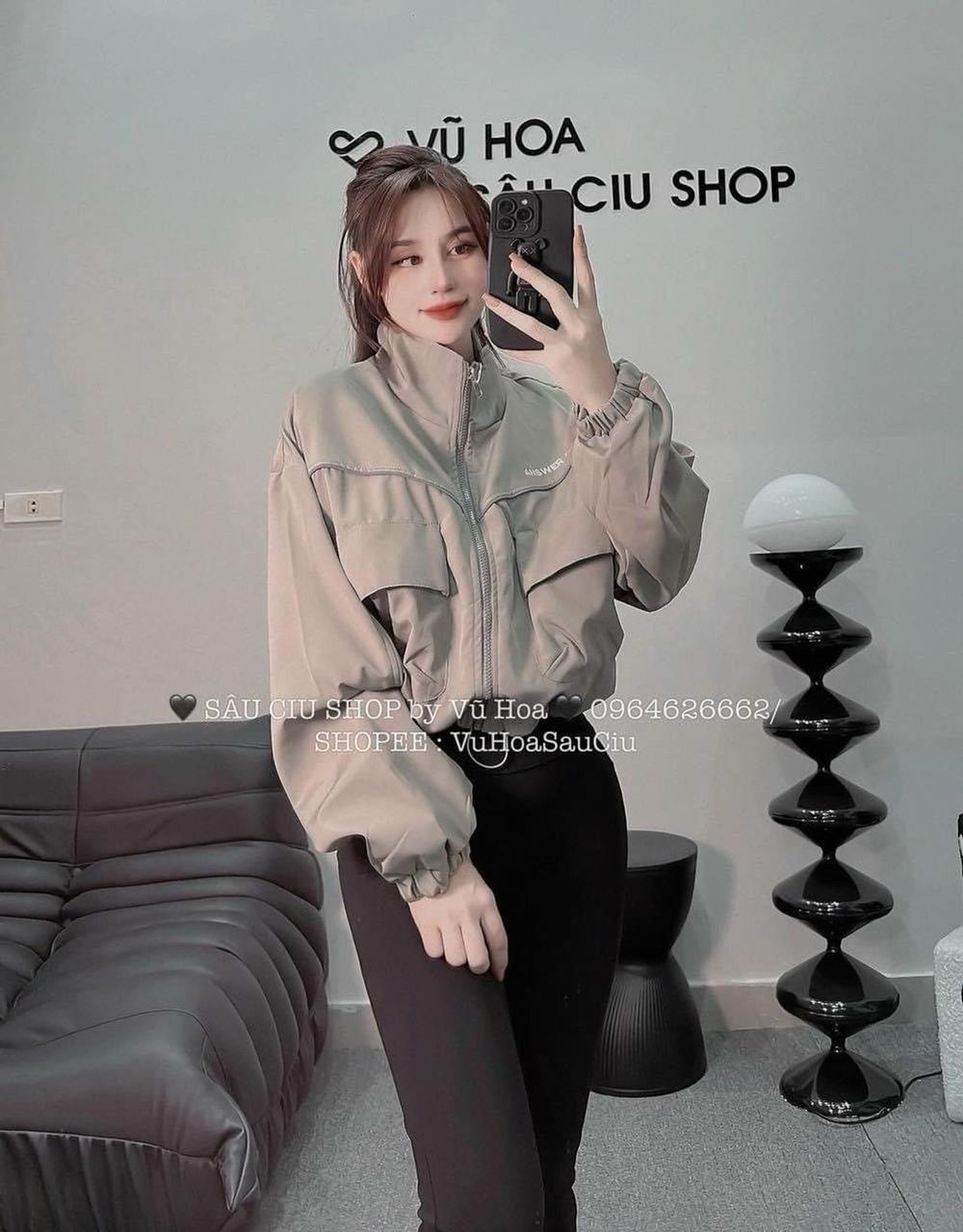 Áo khoác dù dáng lửng chạy mí viền,logo thêu, dây kéo phao.2 túi hộp trước ngực