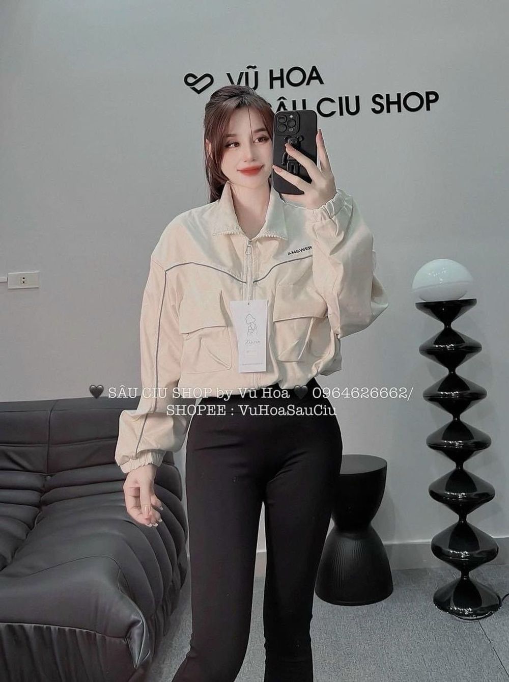 Áo khoác dù dáng lửng chạy mí viền,logo thêu, dây kéo phao.2 túi hộp trước ngực