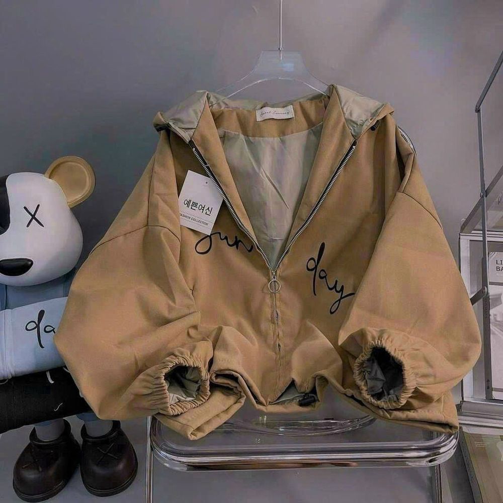 Áo khoác da lộn có nón mới về.có nút chặn nón,2 lớp lót dù,logo in SUNDAY form to bự 70kg