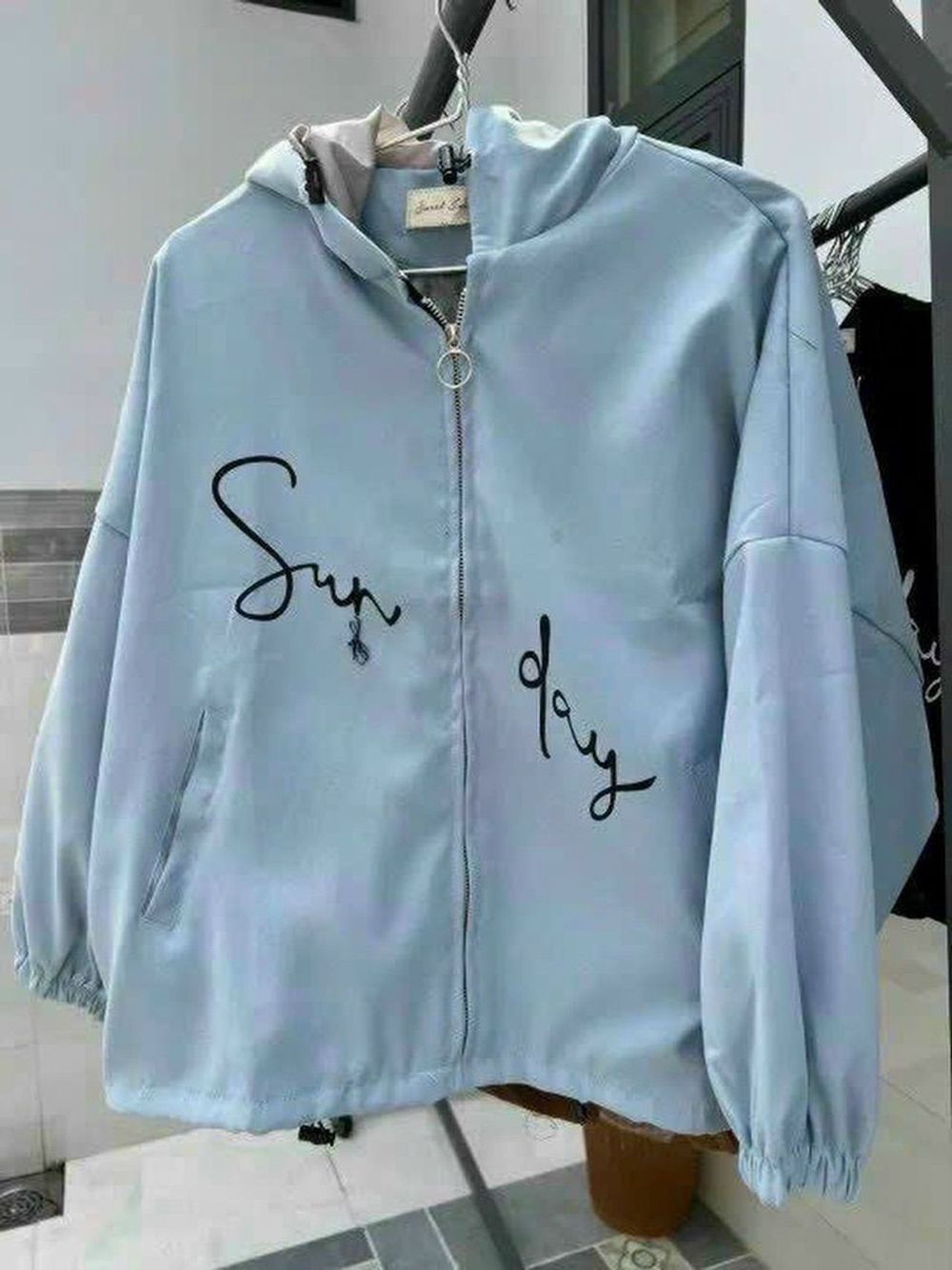 Áo khoác da lộn có nón mới về.có nút chặn nón,2 lớp lót dù,logo in SUNDAY form to bự 70kg