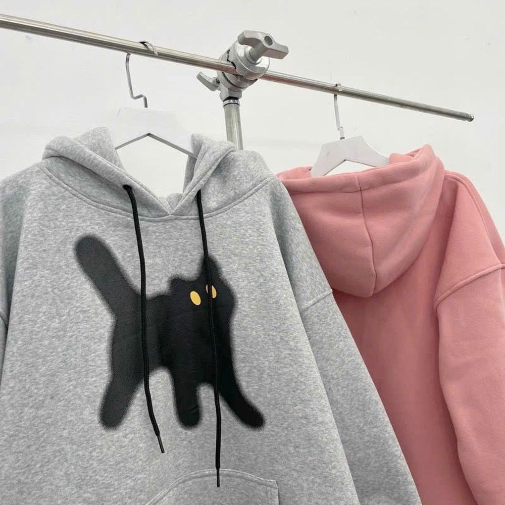 Áo hoodie in mèo đen nón rộng 2 lớp, form rộng 75kg,vải dày mịn, chống nắng tốt. Nách rộng tay phồng, diễu chằn mí lai,vai và nách