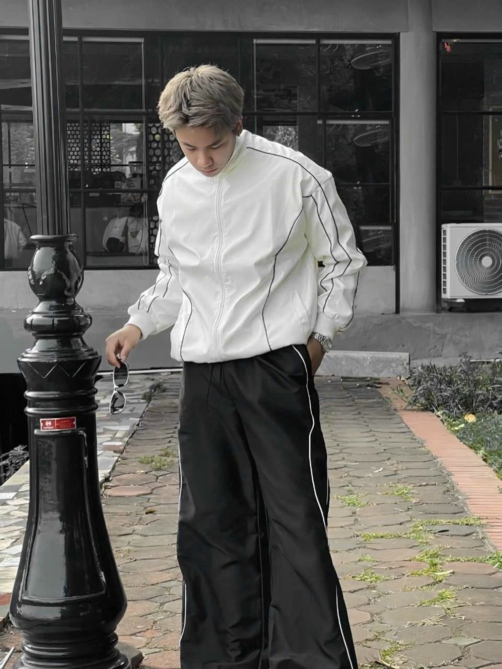 Quần dù viền trắng lưng thun, dây rút lai, gấp nhún ở sườn quần