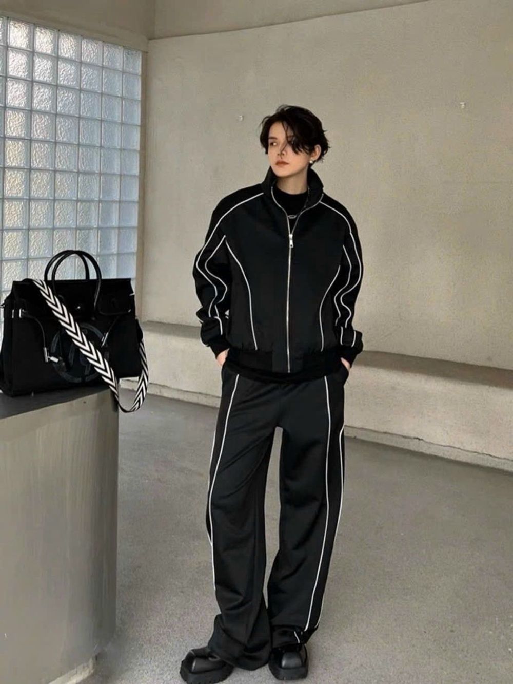 Quần dù viền trắng lưng thun, dây rút lai, gấp nhún ở sườn quần