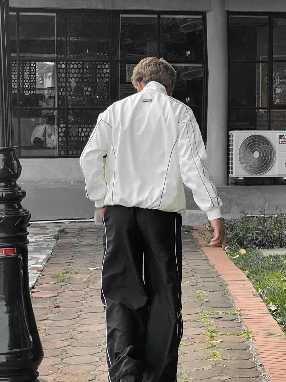 Quần dù viền trắng lưng thun, dây rút lai, gấp nhún ở sườn quần