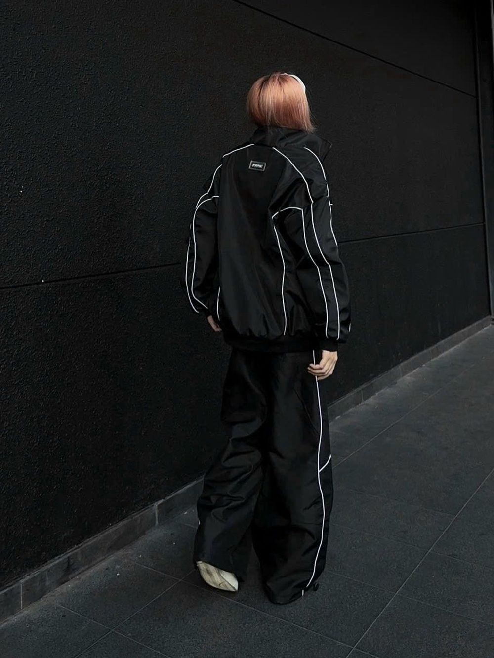 Quần dù viền trắng lưng thun, dây rút lai, gấp nhún ở sườn quần