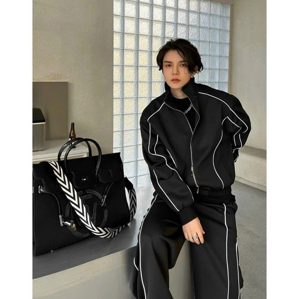 Quần dù viền trắng lưng thun, dây rút lai, gấp nhún ở sườn quần