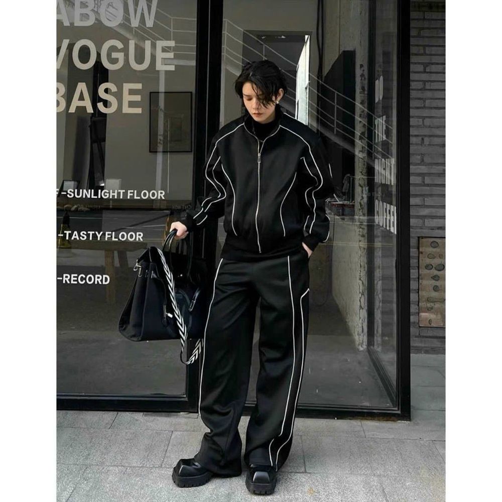 Quần dù viền trắng lưng thun, dây rút lai, gấp nhún ở sườn quần