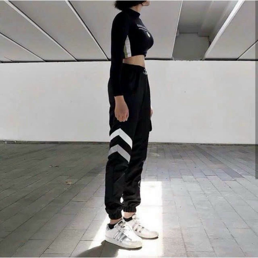 Quần jogger dù chạy sọc phát sáng, nắp túi giả da